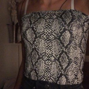 Fin orm tröja  - Här här vi en av mina favorit tröjor som jag änvänt ett par gånger, jätte fin orm tröja som kommer ifrån newyoker ett jätte bra skick på denna fina tröja 