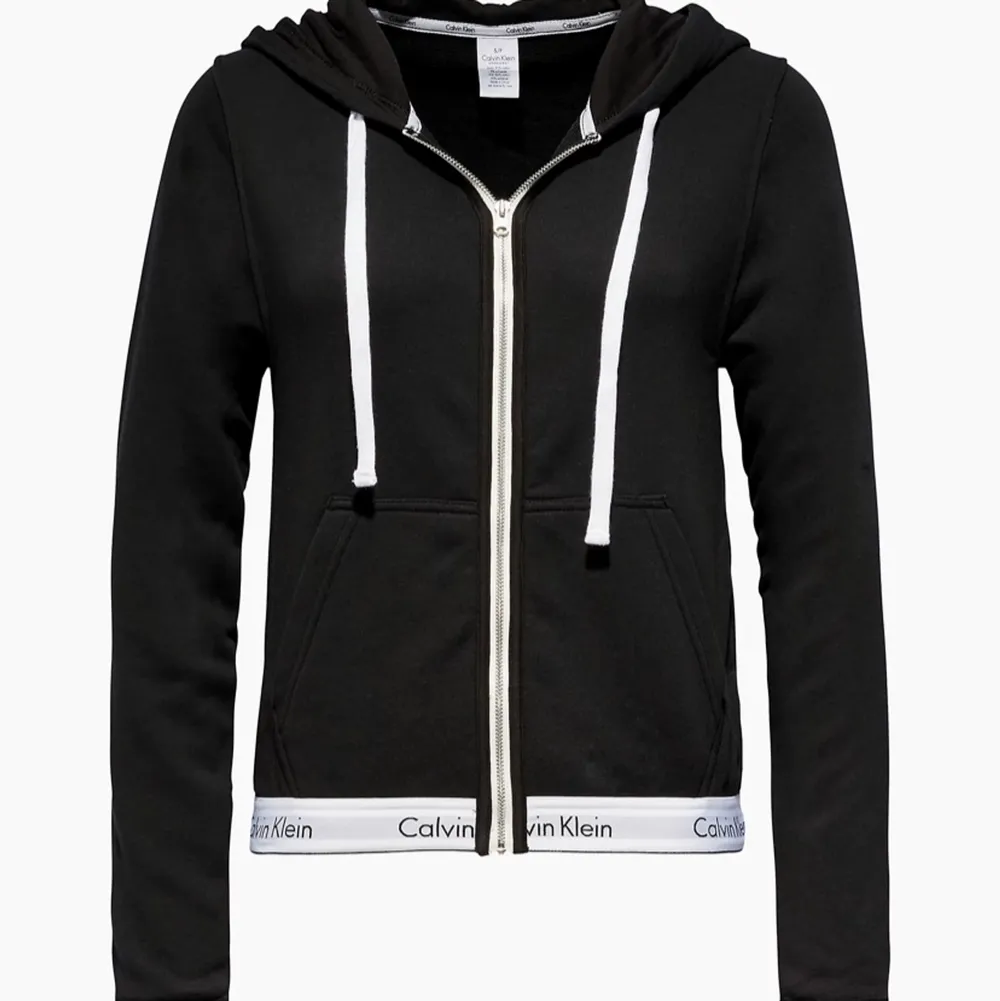 (bilder från hemsidan) zipup-hoodie ifrån calvin klein, sparsamt använd och i bra skick!🤍 nypris 849kr, storlek XS.. Hoodies.