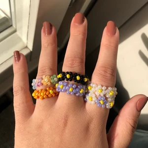 Blomringar - 💜 Säljer dessa blomringar i olika färger                                 💜 De är gjorda av elastisk tråd och finns i olika storlekar                💜 Görs på beställning 