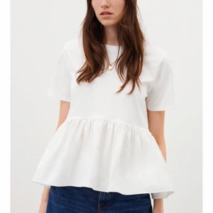 Vit t-shirt med volang  - Helt ny osnvänd tröja från Zara Storlek M men passar mig dom har S💞