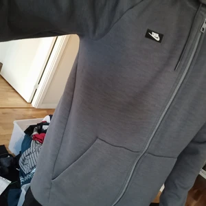 Äkta Nike Sommar Tygg Helt Ny Strl M - Hej. Har en helt ny Äkta Nike Performance tunn jacka nypris cirka 1700 köptes cirka 2-3 månader sen o haft på mig den 1 gång säljes på grund av akut behov av pengar. Kan visa flera bilder riktigt snygg jacka till storlek S/M kan visa fler bilder genom Snap och äkta köptes genom Zalando.