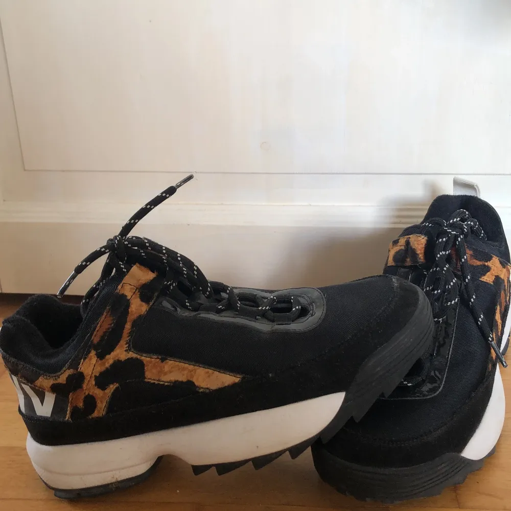 Snygga Donna Karan (DKNY) sneakers med leopard detalj på sidan är nu till salu stl 38.5. Använda vid fåtal tillfällen och i bra skick. OBS‼️ Köparen står för frakten, som ej är inkluderat i priset😊. Skor.