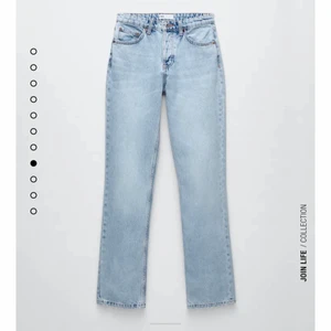 Zara populära jeans - Säljer mina zara jeans som är väldigt populära just nu i en  ljusare färg, aldrig använda storlek 34. Ni står för frakten💕skicka ett meddelande för mer bilder på jeansen