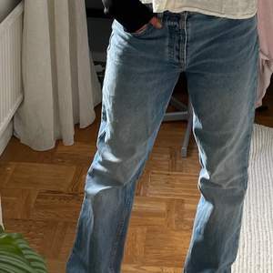 Raka jeans från zara i en mellan blå jeans färg, medelhög midja. Storlek 38, jag har vanligt vis 34-36 så därför en större passform på mig. Jag är 171 och dem passar även för längre eller kortare. Säljer för jag inte får användning för dem och dem är knapp använda. Högsta bud 370 (avslutas fredag)
