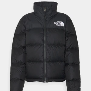 The north face jacka - Säljer min superfina the north face jacka!! Perfekt nu till vinter och höst😩 så skön och varm!! I storlek L i barn men passar mig i xs🌟nypris 2300kr, knappt använd ca 3 ggr