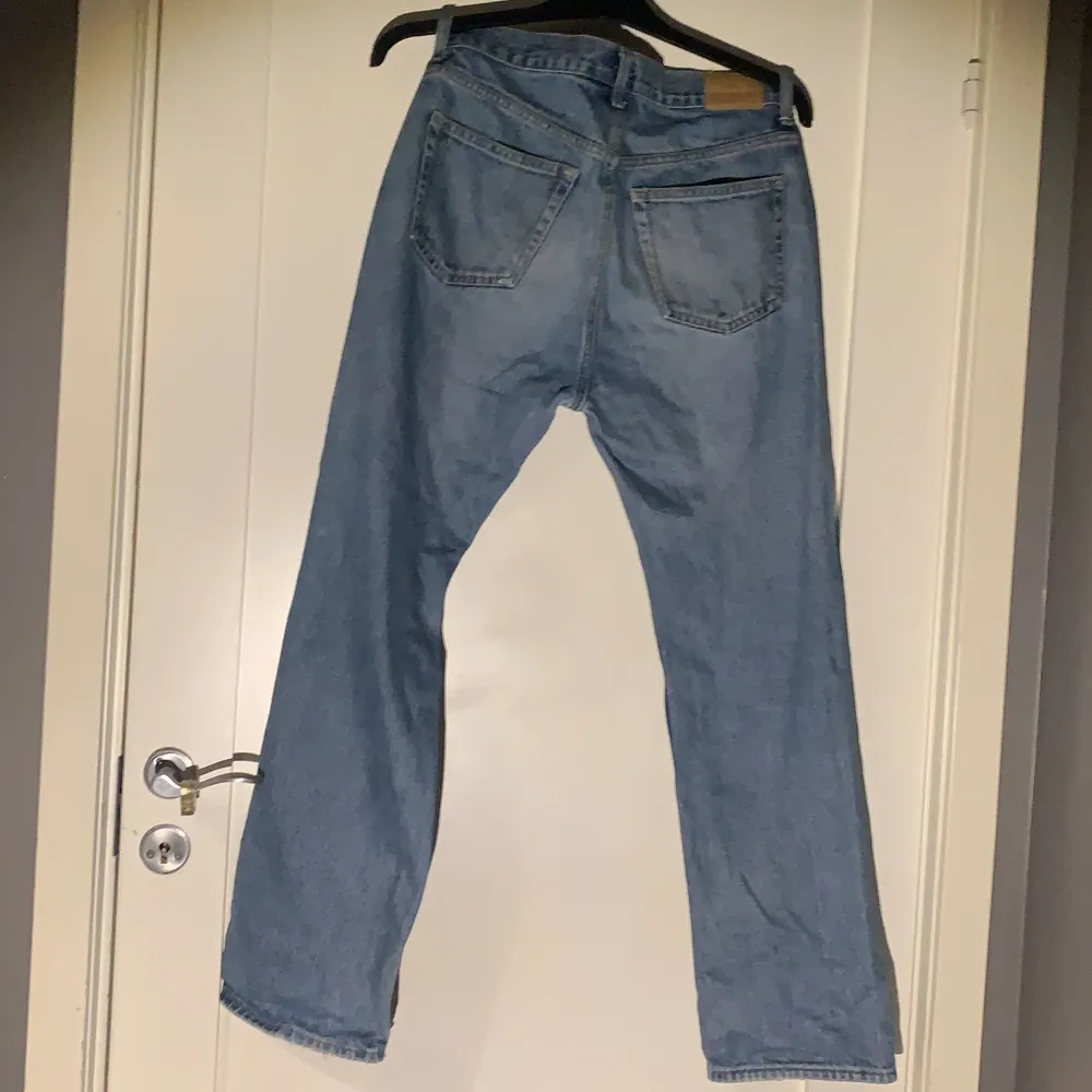Ett par weekday jeans i ganska bra skick, ett hål i ena framfickan och lite slitage vid ändarna av benen och på lite andra ställen, därför sänkt pris. Jeans & Byxor.