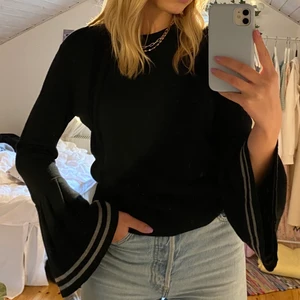 Stenströms tröja, storlek S/M - Bra skick och använd 3 gånger. Kvalité merinoull, noppar inte. Storleken är en normal M men om man vill ha den lite oversized så passar den även till en S! 