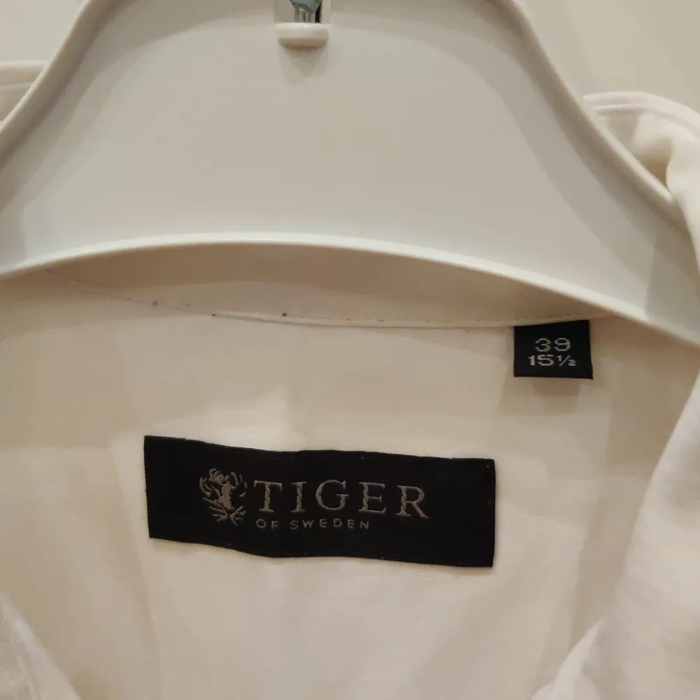 Tja, säljer nu min tiger of Sweden, vit skjorta. Storlek skulle jag säga medium. Kom med bud. Gratis frakt kan lösas om snabb deal. Skjortor.