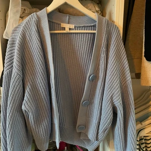 Stickad kofta - Stickad kofta från hm, perfekt för kalla höstdagar. Storlek S 