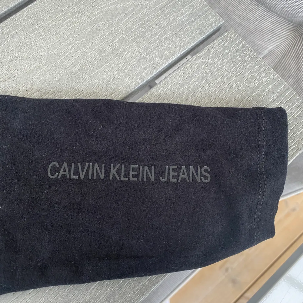 Tröja från Calvin Klein i jätteskönt tyg. Detalj på armen ! Frakt: 48kr. Övrigt.