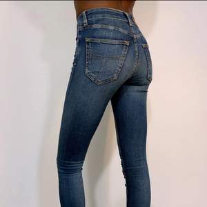 Blå jeans, skinny model från Tiger of sweden. Midwaist, otroligt sköna med lagom stretch! 