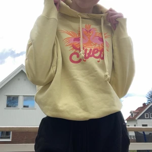 Svea hoddie - Det är en gul hoddie med ett jätte sommrigt svea motiv mitt på hoddien. Inga fläckar såvid jag inte vet. Det är en väldigt ljusgul färg och trycket på bröstet är orange och rosa med fina flamingos på.. hör av er om ni är intresserade. Det är en xs men känns som en s