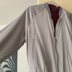 Silvrig ”tunnare” bomberjacka - Supercool jacka i silverfärg! Dragkedja fram och lite tunnare 