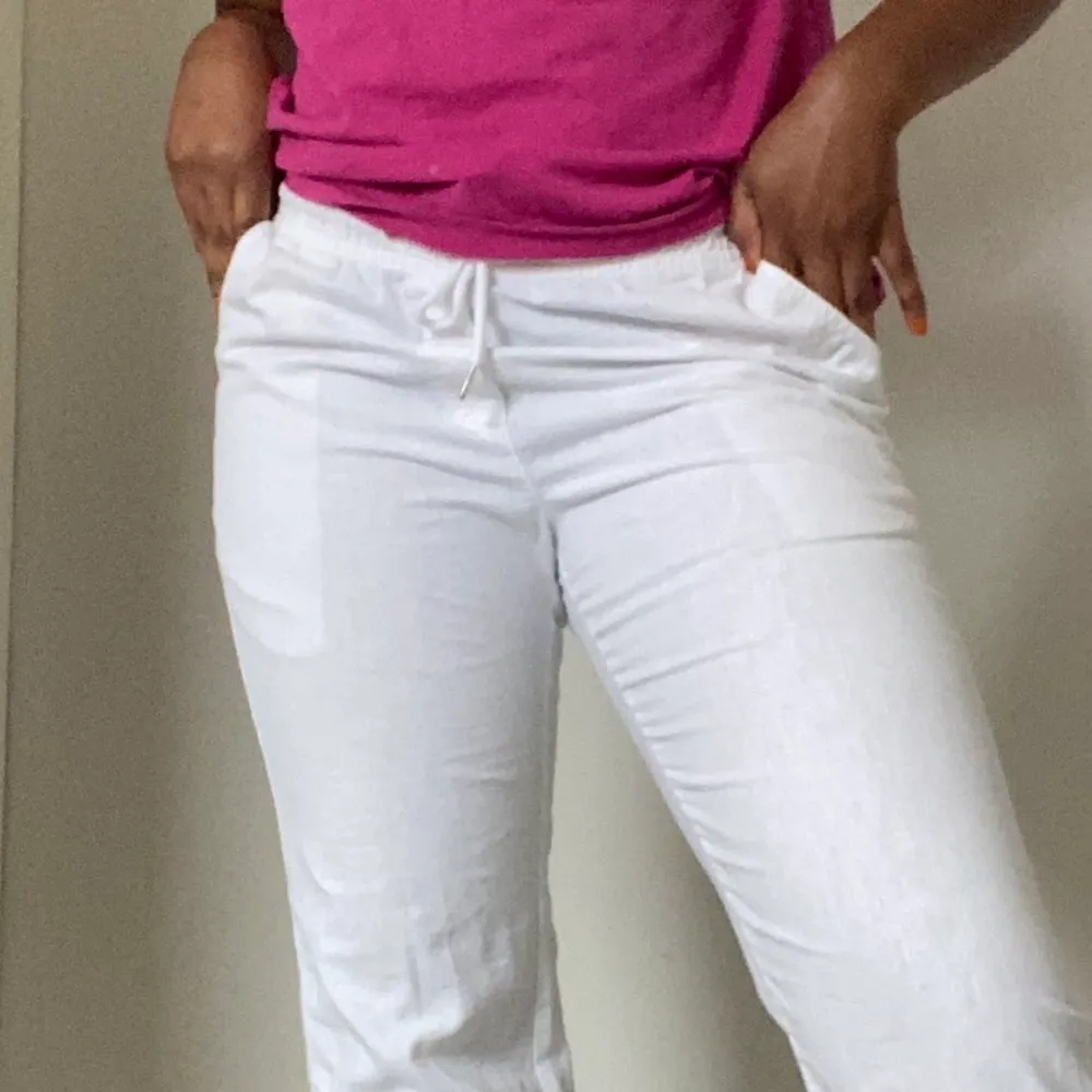 Sköna, raka och vita linnebyxor med stören man kan knyta och fickor. Har även fina detaljer. Är ca 181 cm lång❤️. Det är EJ GRATIS FRAKT, kommer att förekomma!! . Jeans & Byxor.