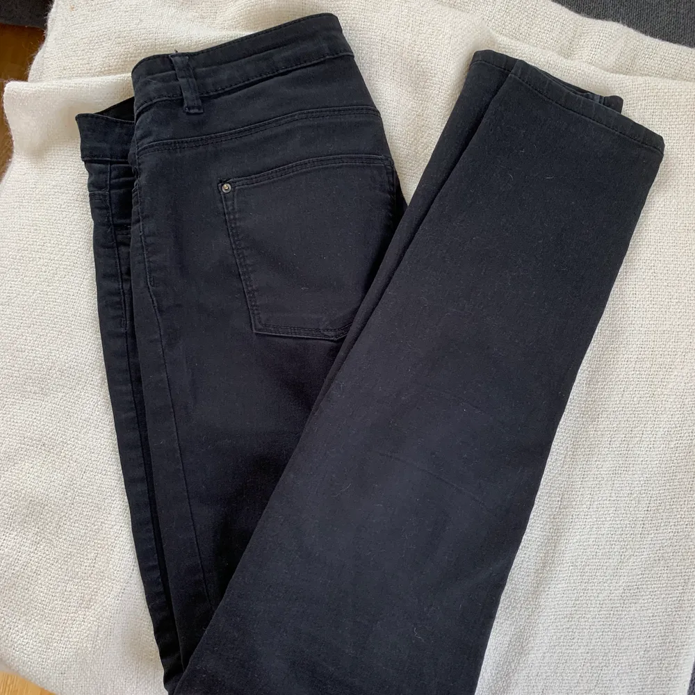 Svarta jeans från hm o storlek 40 i bra skick! . Jeans & Byxor.