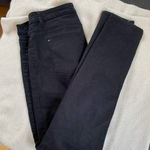 Svarta jeans från hm o storlek 40 i bra skick! 