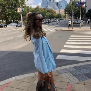 Blå kavaj  - Blå kavaj från Forever 21. Storlek m men passar även en xs/s för en mer oversized look. Endast använd ett fåtal gånger.