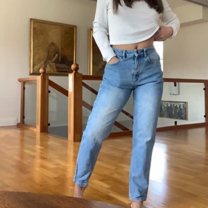 reclaimed vintage jeans! - jeans från reclaimed vintage köpta från asos, - The 89’ stentvättade slim jeans. Storlek w26 (66cm i midjan)