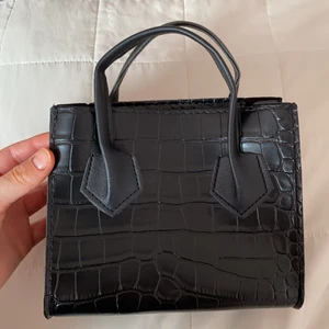 Liten väska - Superfin svart väska i bra skick med dragkedja och ett band som följer med, köparen står för frakten 🤍 priset kan diskuteras 