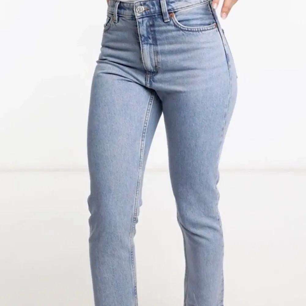 Så snygga Blå Monki Jeans, storleken är 27 som motsvarar 36/38. Modellen heter ”Kimomo” High relaxed. Säljer för att dem inte passar mig:( Hör gärna av er om ni har frågor t.ex som fler bilder.💞 549 kr på Asos hemsida. Jeans & Byxor.