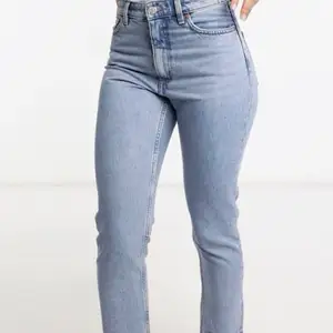 Så snygga Blå Monki Jeans, storleken är 27 som motsvarar 36/38. Modellen heter ”Kimomo” High relaxed. Säljer för att dem inte passar mig:( Hör gärna av er om ni har frågor t.ex som fler bilder.💞 549 kr på Asos hemsida