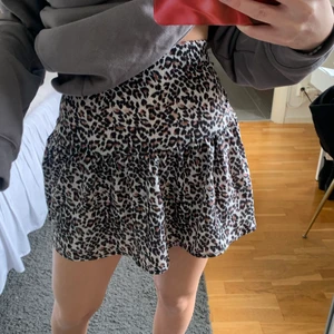 Kjol - Säljer en så söt o skön kjol med en volang på o i ett leopardmönster (som inte e gult). Den är aldrig använd och är därmed nyskick. Frakt tillkommer! 🚚 📦 
