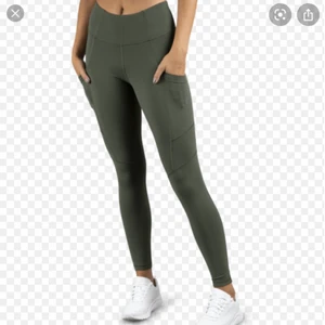 Soc träningtights - Nya träningsbyxor från märket Soc, med fickor på sidan så man kan lägga telefon i. Endast  använda 1 gång. Strl S. Köpta för 399kr, säljer för endast 90kr❤️ 