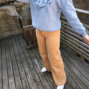 Blå Sweatshirt med Nike broderat - Supermjuk och skön vintage sweatshirt men Nike broderat på framsidan. Väldigt fin baby blå färg som passar bra till allt! Storleken är medium och sitter lite oversize. För köp nu pris, kom i DM.