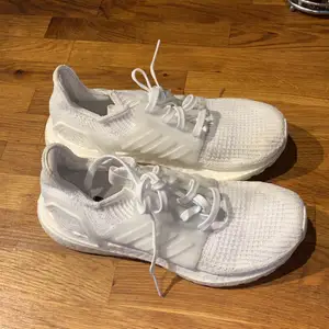 Adidas ultraboost skor i storlek 37 1/3. Jättefint skick då jag knappt använt de. Funkar både till vardags och träning! 