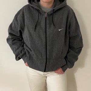 Nike hoddie i storlek L (passar M) - Nike hoddie helt utan märken eller skador🤍 Storleken är L men passar även M (och S om man gillar oversized). Modellen är 162 cm och brukar ha storlek S. Hör gärna av dig om du har någon fråga!😄