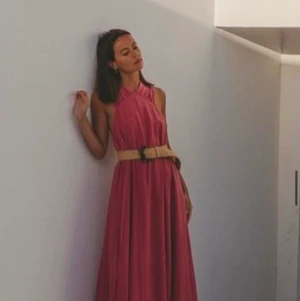 Klänning mullbärssiden - Klänning från H&M Premium Selection i rosa mullbärssiden. 100% silke. Så så fin till speciella tillfällen som bröllop eller som sommarklänning. Använd 1 gång, nypris 1799. Ev fraktkostnad tillkommer.