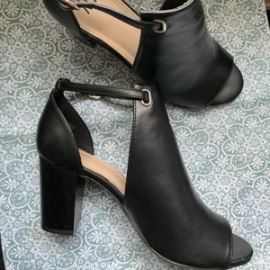 Sandaletter, högklackat. - Använt endast ca 3ggr. Nypris 499kr. 