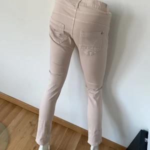 Cat & co  - Rosa byxor med knappar framifrån super snygga och bekväma . Snygga nu till sommaren ett par vita sneakers och en topp 👌🏼