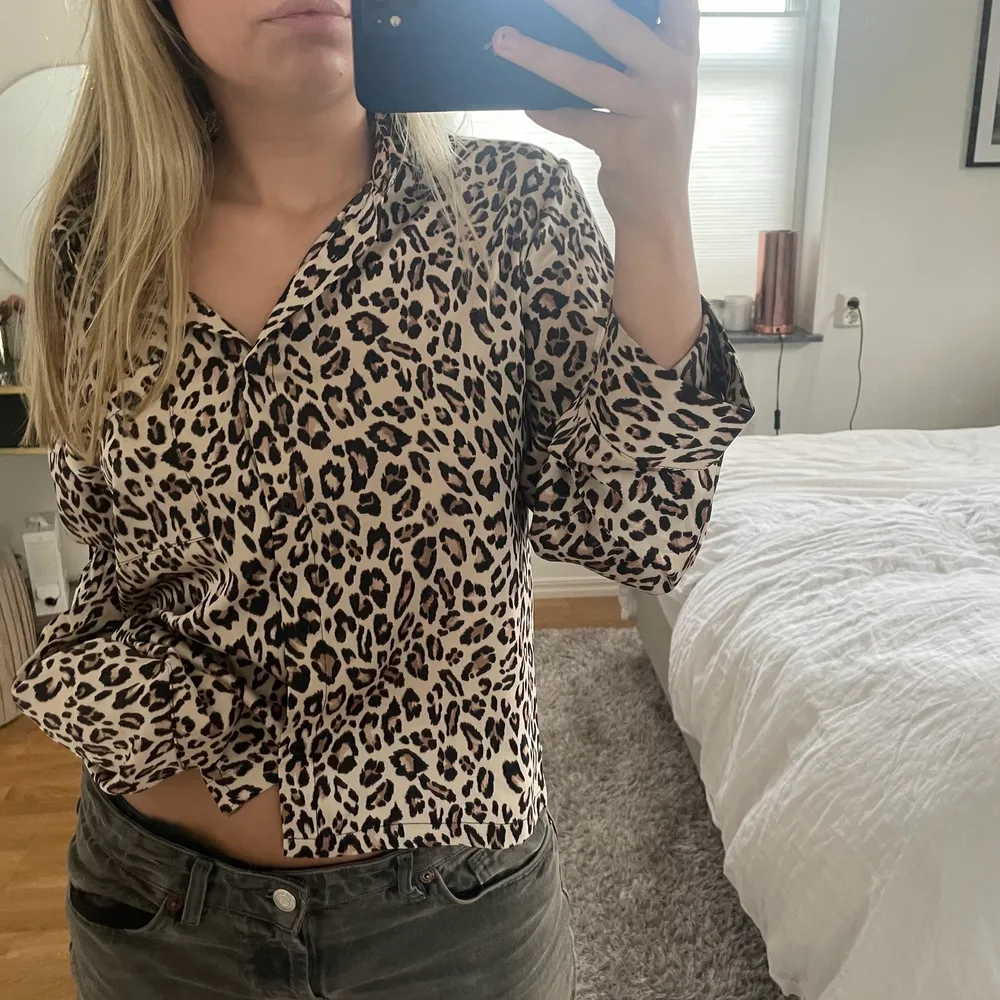 Super söt pyjamas skjorta som även kan användas som vanlig tröja i leopard mönster från bikbok i storlek M ! ❤️ köparen står för frakt !. Toppar.