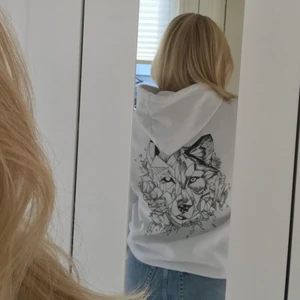 Hoodie me tryck på ryggen - Supercool hoodie med tryck på ryggen, i nyskick, 180 kr inkl frakt 💕