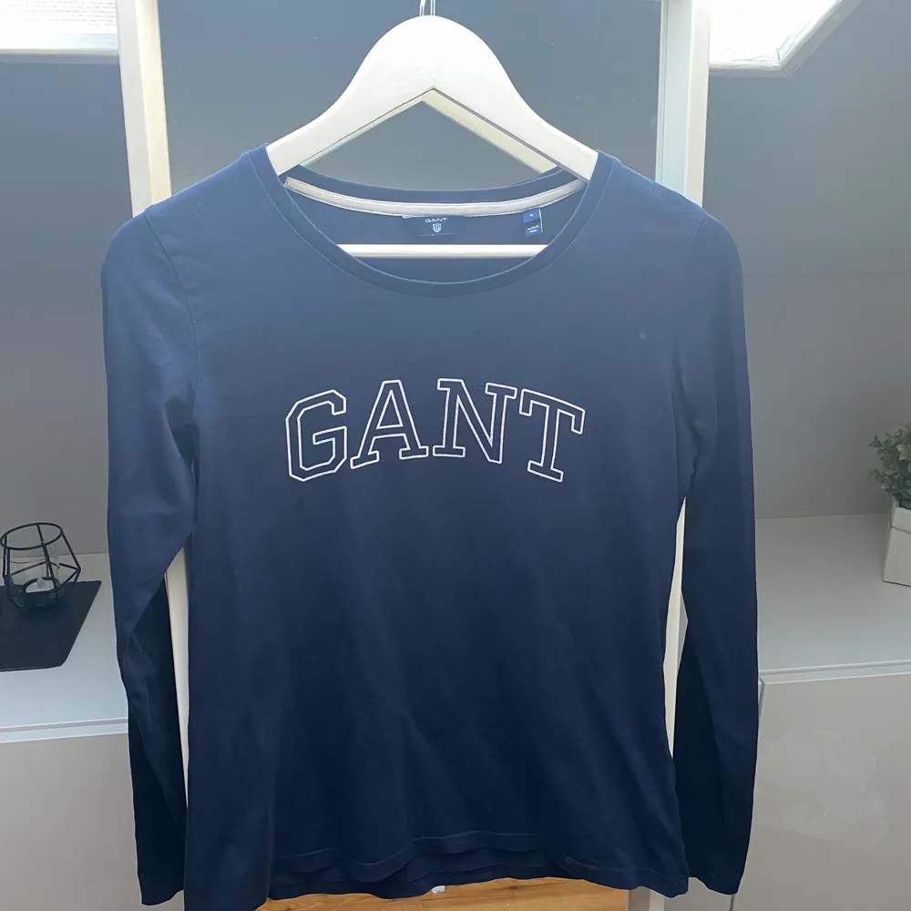 En marinblå tröja från Gant i storlek S.😊 Säljer för att jag aldrig använder den. Tröjor & Koftor.