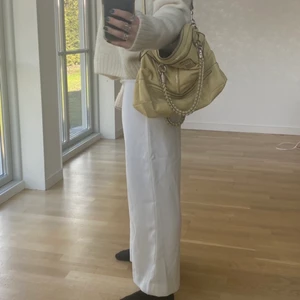 Vita byxor - Jättefina vita byxor som är perfekt till sommaren i strl XS. De är i ett tunt material. Jag är 160 cm så de passar lite kortare personer