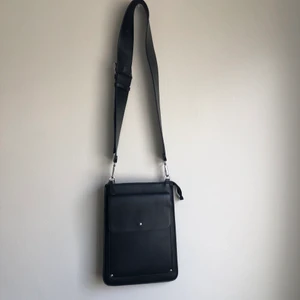 Väska från Carin Wester - Väska i skinn från Carin Wester. Några år gammal så finns inte att köpa längre. Använd max 3 ggr. Smal modell men man får ändå plats med mobil, nycklar, lite smink osv