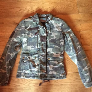 FUNKY 1994 - jacka camo/militär/grön/army (36/S) - Märke: FUNKY 1994 Modell: Lite varmare jacka i militärstuk Storlek 36/S Skick: Begagnad men i bra skick, se bilder Färg: Grön camo
