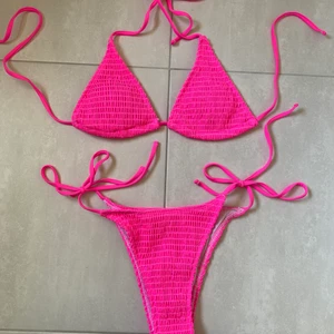 Lysrosa bikini - Säljer denna extremt snygga bikini som är helt oanvänd!! Den är extremt lysrosa så man ser extremt brun ut även fast att man är blek! Storlek M men eftersom att det är en knytbikini så bör den passa S - L. Paddingen är uttagbar och skulle inte säga att den behövs då bikinin är så tjockt och bra material! Startar budgivning om många är intresserade!💞💞🌸