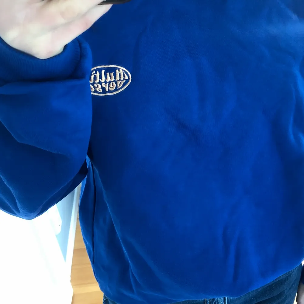 En mörkblå sweatshirt från junkyard. Helt oanvänd. Sitter perfekt på mig som är 1,60. Betalar inte för frakt . Hoodies.