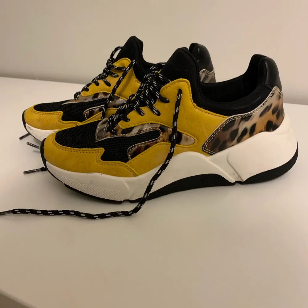 Gula/leopard sneakers i storlek 37. Använda fåtal gånger. Kan inte ha de längre eftersom de är för små för mig. Har fått små rispor. . Skor.