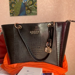 Guess väska  - Helt ny guess väska som jag använt 1 gång. Köpt för 1449 kr. 