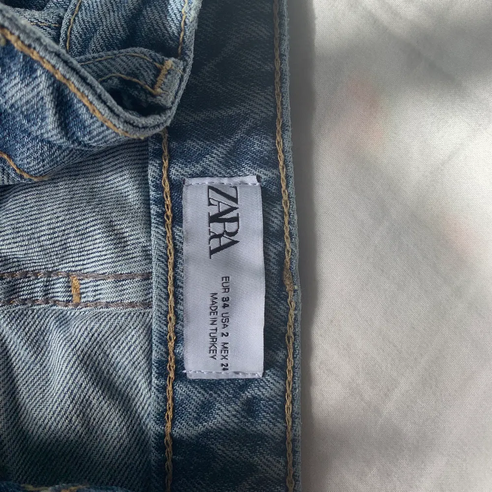 Superfina straight leg zara jeans som tyvärr blivit alldeles för små för mig, innebenslängden är 69cm frakt ingår i priset!💕. Jeans & Byxor.