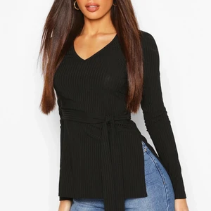 Super fin tröja med knytning  - Säljer en super fin tröja från boohoo. Har även en likadan i vit. Storlek M i den svarta och S i den vita. Inga fläckar eller skador på någon av dom, säljer för den inte kommer till användning längre. Båda är från Boohoo, kom privat för fler bilder!