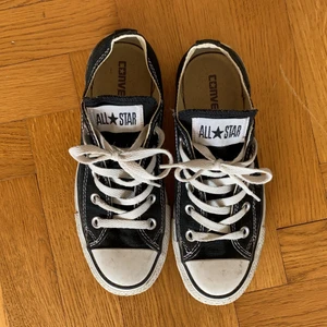 Converse  - Fina låga Converse. De är inte skinande rena då de är använda ett fåtal gånger men de är absolut i bra skick.