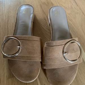 Säljer ett par slip-ons. Storlek: 38. Knappt använda, köpt på din sko för 200 kr.