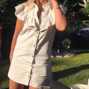 Volang klänning Zara - Säljer denna super fina volang klänning ifrån Zara, i storlek M! Super fin, men får tyvärr inte användning av den. Använd 1 gång💕 Nypris: 599kr (OBS inte min bild💕)