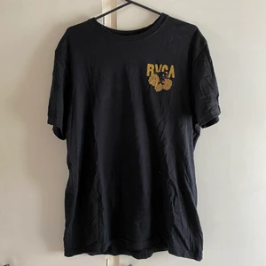 RVCA t-shirt  - Snygg t-shirt i bra skick. Lagom loose i passformen