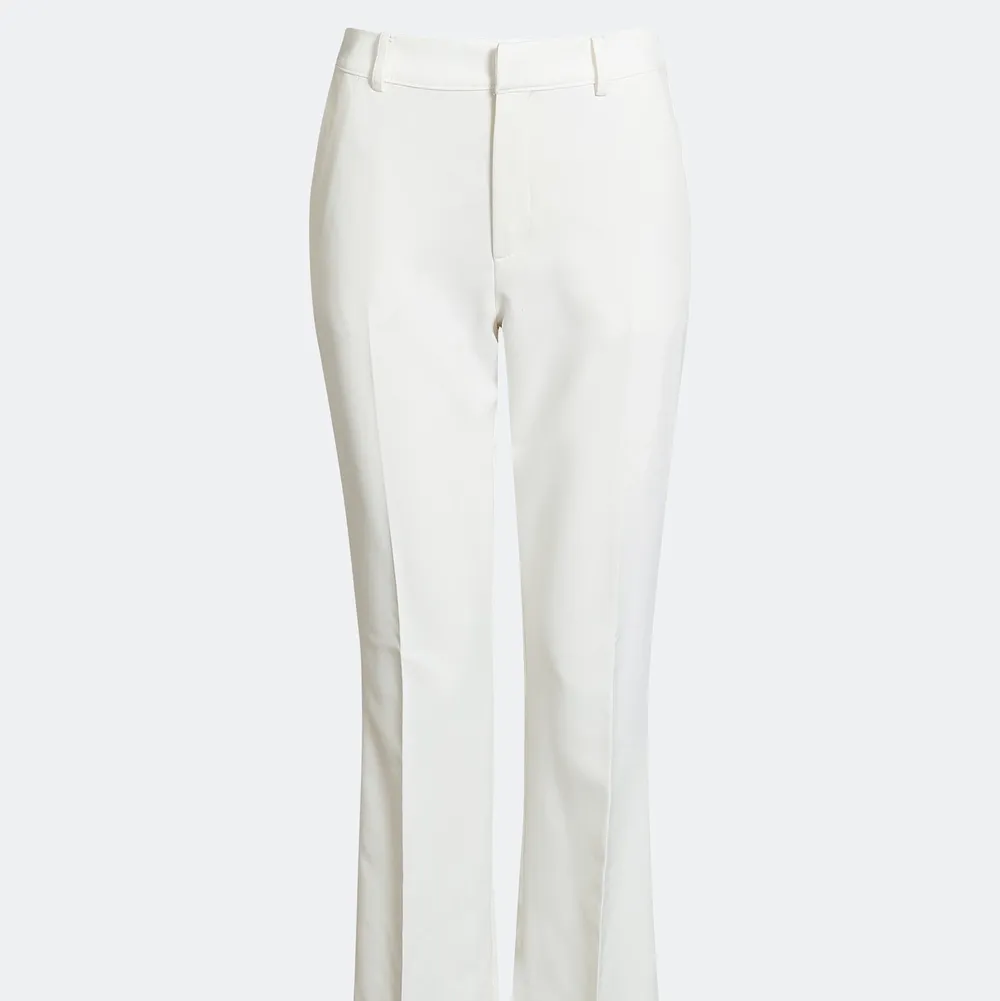 Vita kostymbyxor strl 38 från Bikbok. Aldrig använda pga för små för mig. Nyskick. Köparen står för frakten på 60kr. Jeans & Byxor.